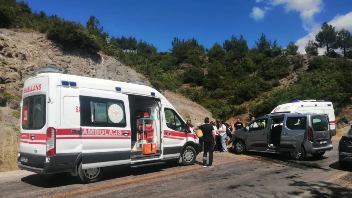 Tokat'ta feci kaza! Otomobiller kafa kafaya çarpıştı: 10 yaralı Tokat'ta feci kaza! Otomobiller kafa kafaya çarpıştı: 10 yaralı