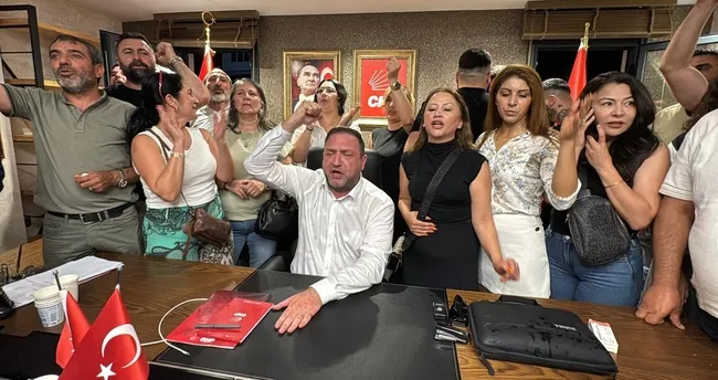 Mutlak butlan sonrası CHP’de sular durulmuyor: İzmir’de il başkanlığı binasında arbede