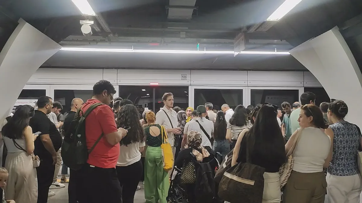 M7 Yıldız- Mahmutbey Metro Hattı’nda teknik arıza: İstasyonlarda yoğunluk oluştu! M7 Yıldız- Mahmutbey Metro Hattı’nda teknik arıza: İstasyonlarda yoğunluk oluştu!