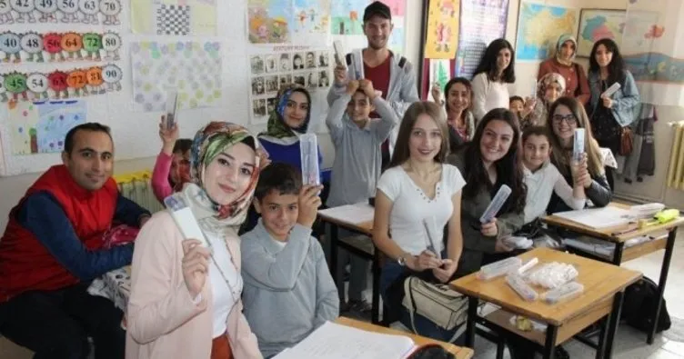 Erzincan’da öğrencilere kırtasiye seti dağıtıldı