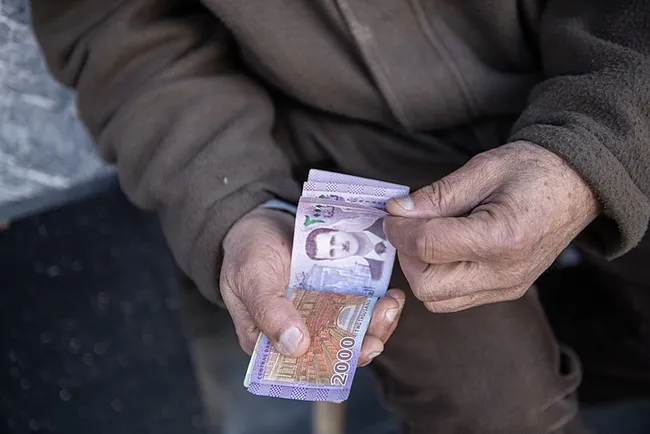 suriyede-yeni-banknot-donemi-iki-sifir-atiliyor-1766946745951.jpg