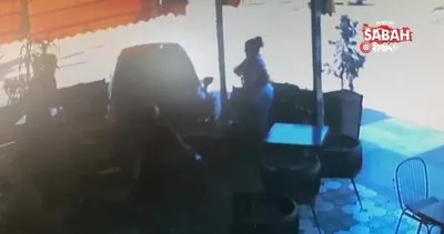 Sürücüsünün direksiyon hakimiyetini kaybettiği araç kafeye böyle daldı: 2 yaralı | Video