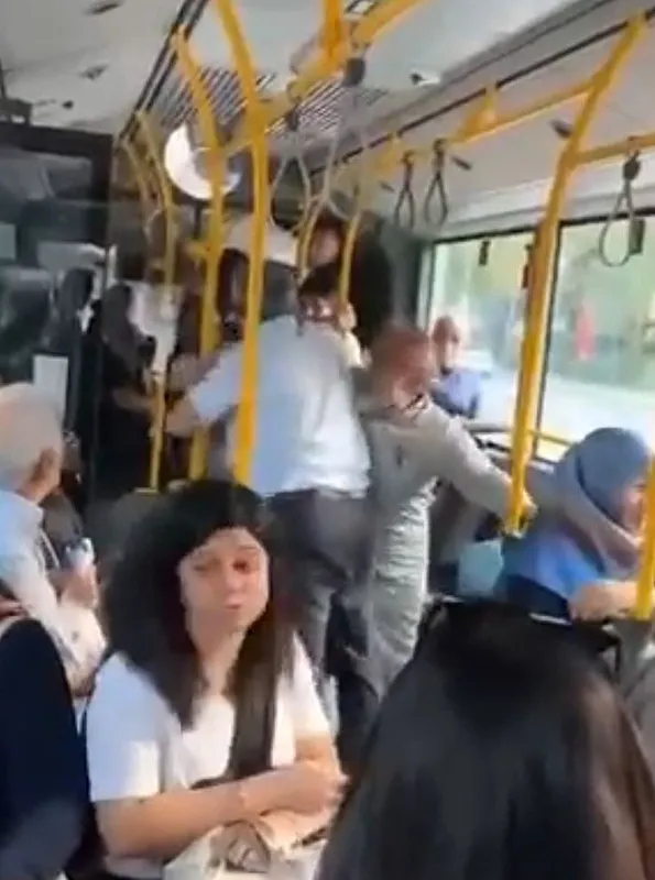 bursada-otobusteki-durak-tartismasi-kavgaya-dondu-o-anlar-kameraya-yansidi-1729232733143.jpeg