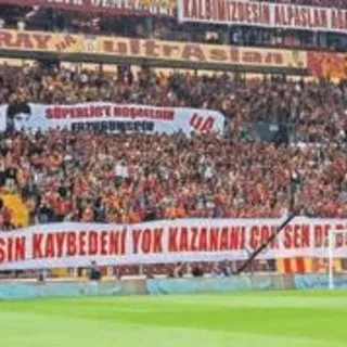 Kalp krizi geçiren taraftar öldü