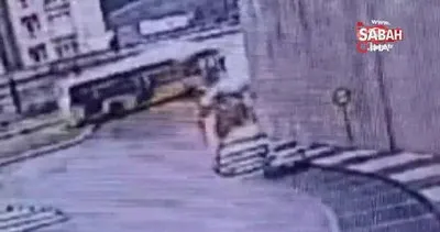 Başakşehir’de kargo aracı viraja girerken devrildi! Kaza anı kamerada | Video