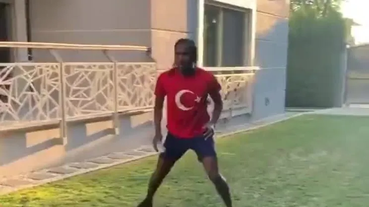 Hugo Rodallega Türk bayrağını üzerinden çıkarmıyor!