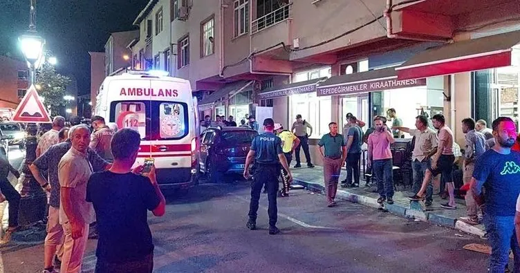 Otomobil kahvehane önünde oturanların arasında daldı: 11 yaralı