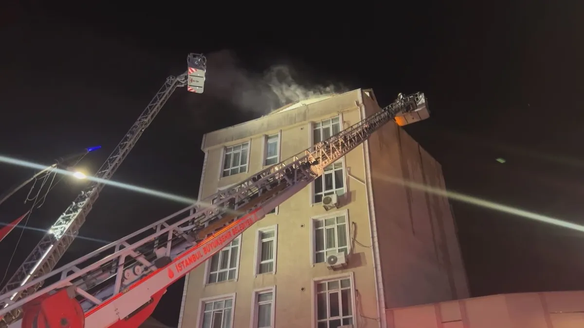 SON DAKİKA… İstanbul Küçükçekmece’de otel yangını! Alevler 1 saatte söndürüldü: 2 kişi kurtarıldı! SON DAKİKA… İstanbul Küçükçekmece’de otel yangını! Alevler 1 saatte söndürüldü: 2 kişi kurtarıldı!