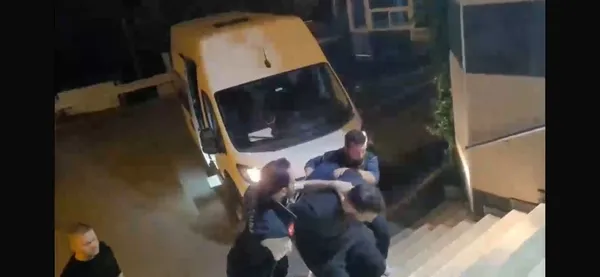 istanbulda-dehsete-dusuren-soygun-havalimani-minibusunun-onu-kesip-3-milyon-degerinde-ziynet-esya-caldilar-8-k-1782135215347.jpg