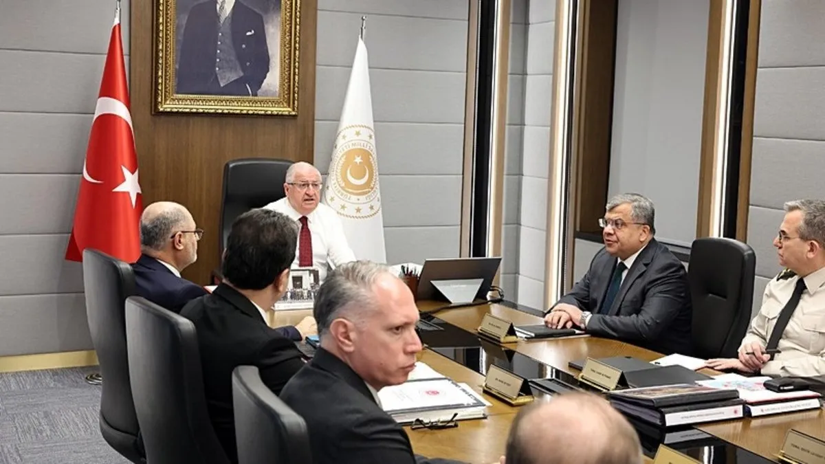 Milli Savunma Bakanı Güler: Silahı bırakmamakta ısrar eden hedefimiz olmaya devam edecektir Milli Savunma Bakanı Güler: Silahı bırakmamakta ısrar eden hedefimiz olmaya devam edecektir