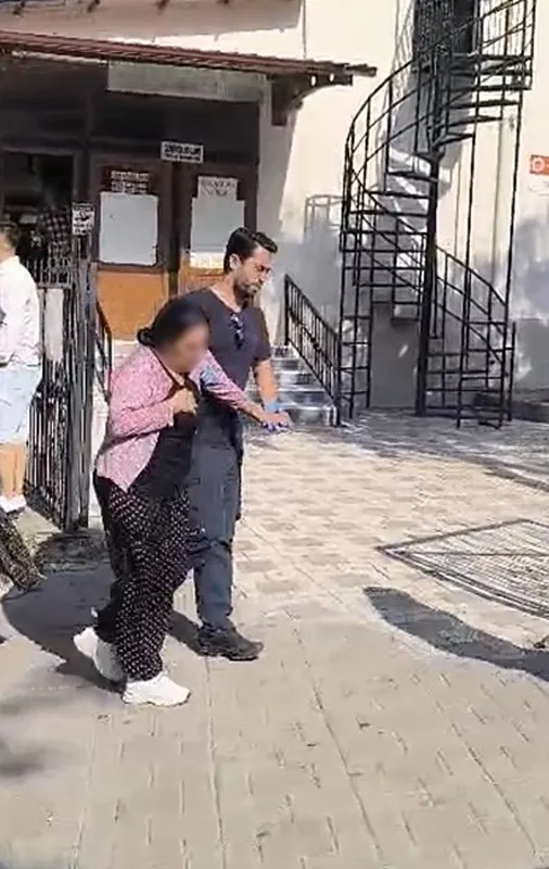 emlakci-tarafindan-dolandirildigini-one-surdu-4-katli-binanin-catisina-cikti-1786113621680.jpeg