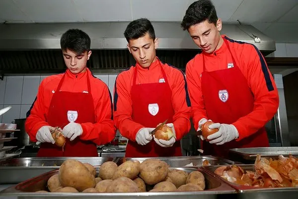 Altınordu'nun gençleri kadın yardımcıların işlerini yaptı