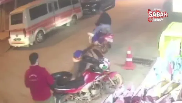Yanlışlıkla gaza bastı, arkadaşı motosikletten düştü | Video