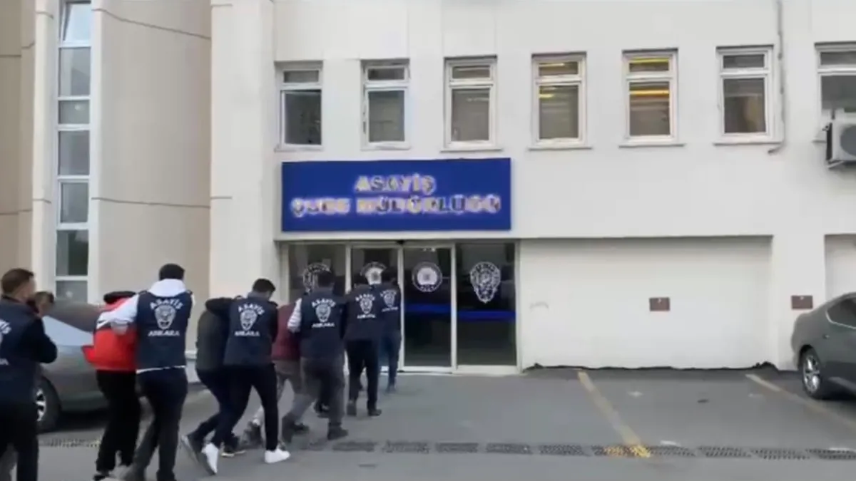 Ankara'da 2 milyon liralık gasp olayına yönelik operasyonda gözaltına alınan şüpheliler.