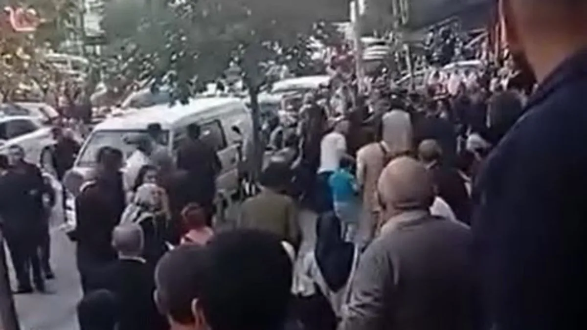 Düğün değil meydan dayağı: İki aile birbirine girdi! O anlar kamerada Düğün değil meydan dayağı: İki aile birbirine girdi! O anlar kamerada