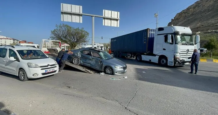 Van’da TIR ile otomobil çarpıştı: Ölü ve yaralılar...