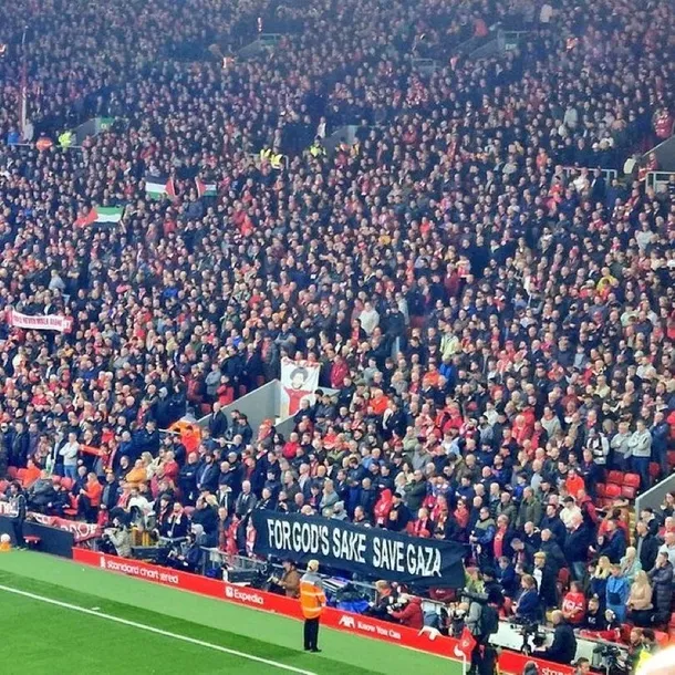 merseyside-derbisini-kazanan-liverpool-oldu-tribunlerden-gazzeye-destek-pankartlari-1697900834641.jpg
