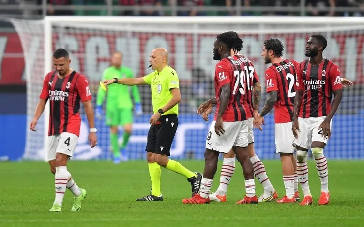 Son dakika: Cüneyt Çakır’ın üzerine yürüdü! Milan-Atletico Madrid maçında şok görüntü