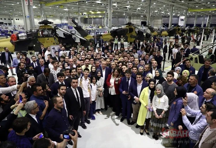 Erdoğan Atak helikopteri üretim hattını gençlerle gezdi
