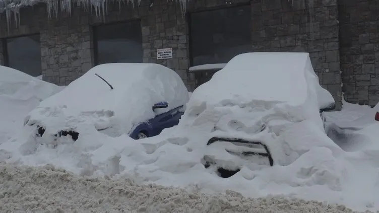Uludağ’da tatilciler kar altında araçlarını aradı