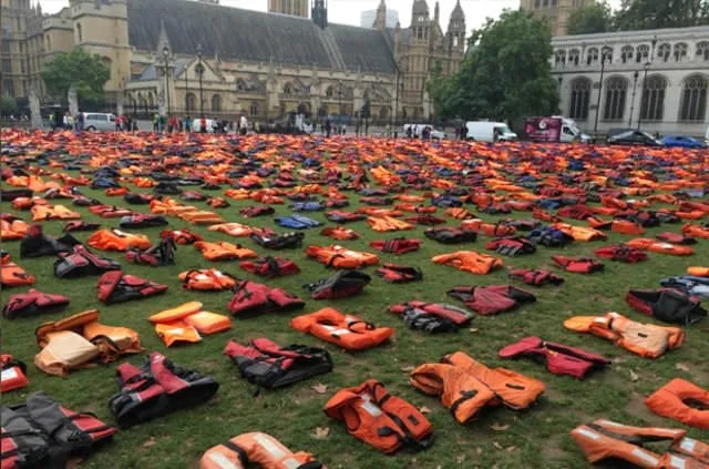 İngiliz Parlamentosu önünde can yelekli protesto