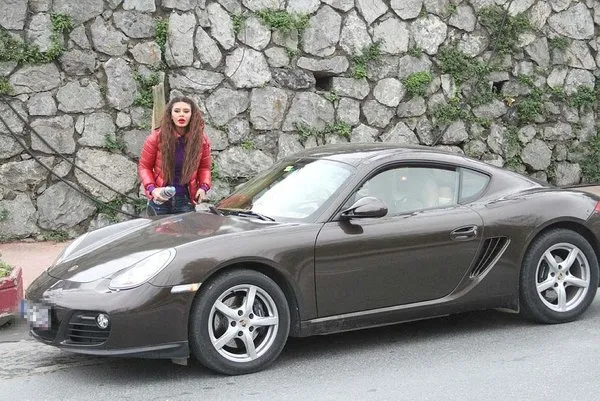 Ebru Polat'tan 800 bin TL'lik arabaya benzin yerine su