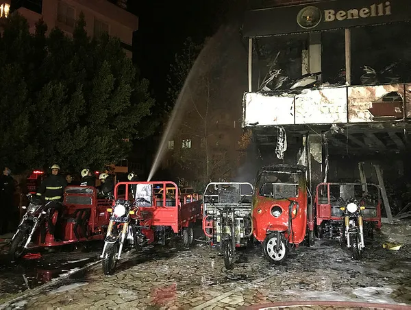 antalyada-motosiklet-satan-isyerinde-yangin-3-milyon-degerindeki-250-motor-alev-alev-yandi-1640290767864.jpg