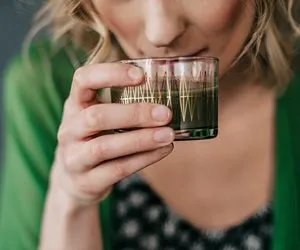 Migreni dakikalar içinde kesen yaprak! Bir yudum suyundan alın... Ağrıyı tarihe gömecek!