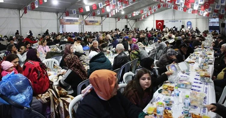 Binlerce vatandaş okul bahçesinde kurulan dev iftar sofrasında buluşacak