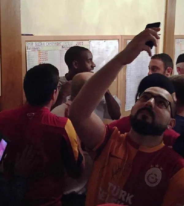 Galatasaraylı futbolcular Kadir Gecesi’nde camiye koştular