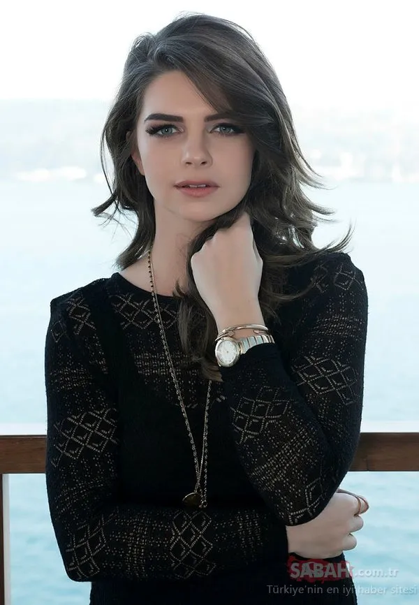 Sinem Kobal ve Kenan İmirzalıoğlu'ndan aile tablosu... Sinem Kobal'ın annesi güzelliği ile gençlere taş çıkardı!