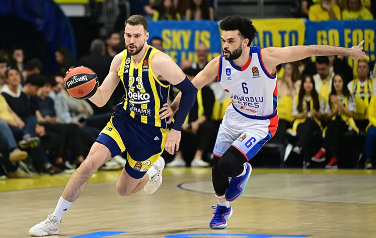thy-euroleaguede-anadolu-efes-fenerbahce-bekoyu-maglup-etti-1712348024805.jpeg