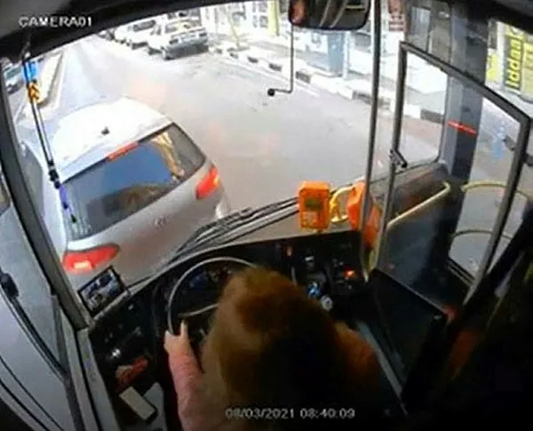 kadin-otobus-soforunun-haksiz-yere-isten-cikarildigi-iddia-edilmisti-gercek-videoda-ortaya-cikti-1618412394708.jpg