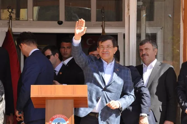 Başbakan Davutoğlu baba ocağında