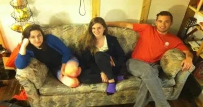 Öğrenci evinde inanılmaz olay! Aldıkları ikinci el koltuktan servet çıktı