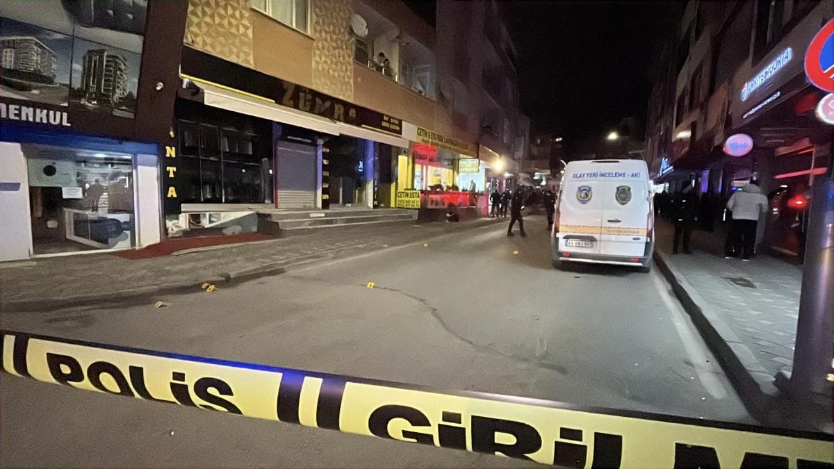 Kebapçı dükkanına silahlı saldırı: Kurşun yağdırdılar! 2 yaralı Kebapçı dükkanına silahlı saldırı: Kurşun yağdırdılar! 2 yaralı