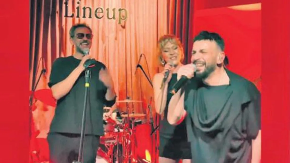 Dostlarını sahnede ağırladı