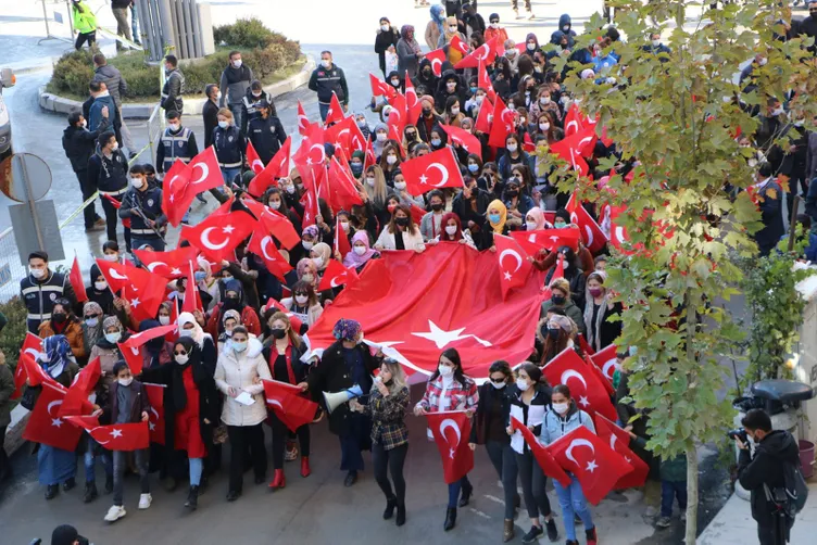 SON DAKİKA HABERİ: Hakkari'de bayraklı protesto! Kadınlardan Diyarbakır annelerine destek...