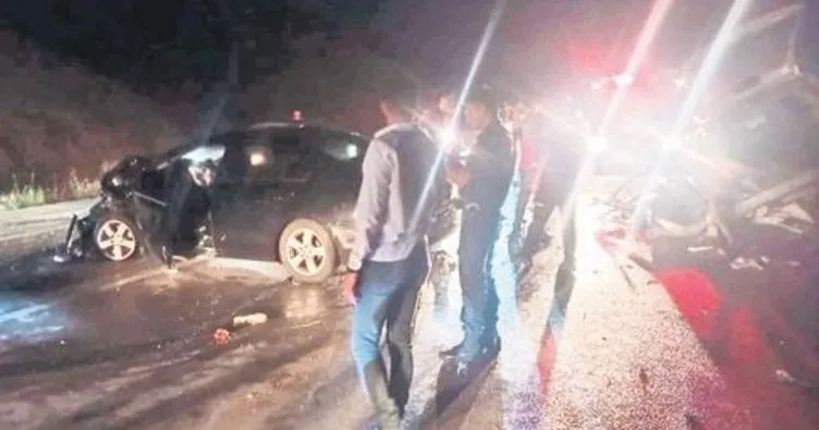İki otomobil kafa kafaya çarpıştı: 4 ölü