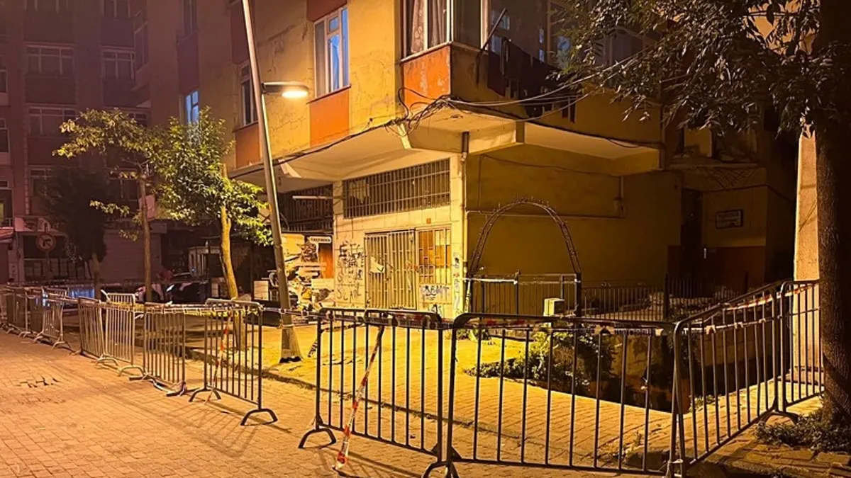 Güngören’de 5 katlı bina çökme nedeniyle tahliye edildi Güngören’de 5 katlı bina çökme nedeniyle tahliye edildi