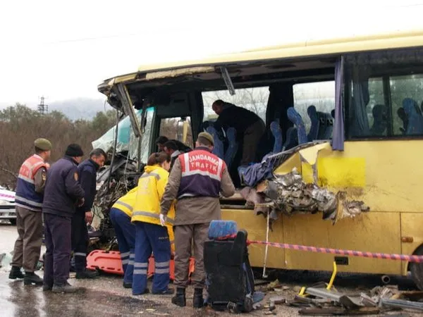 İznik'te öğrenci servisi tır ile çarpıştı