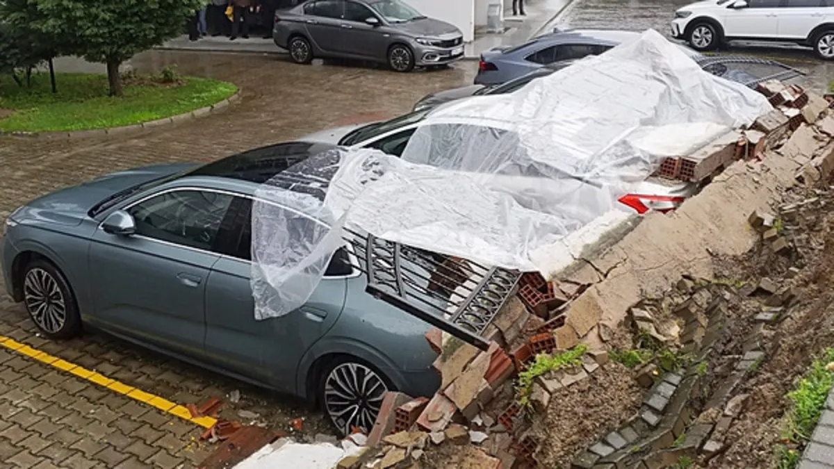 Aydın’da istinat duvarı yıkıldı: 5 araç zarar gördü! Aydın’da istinat duvarı yıkıldı: 5 araç zarar gördü!