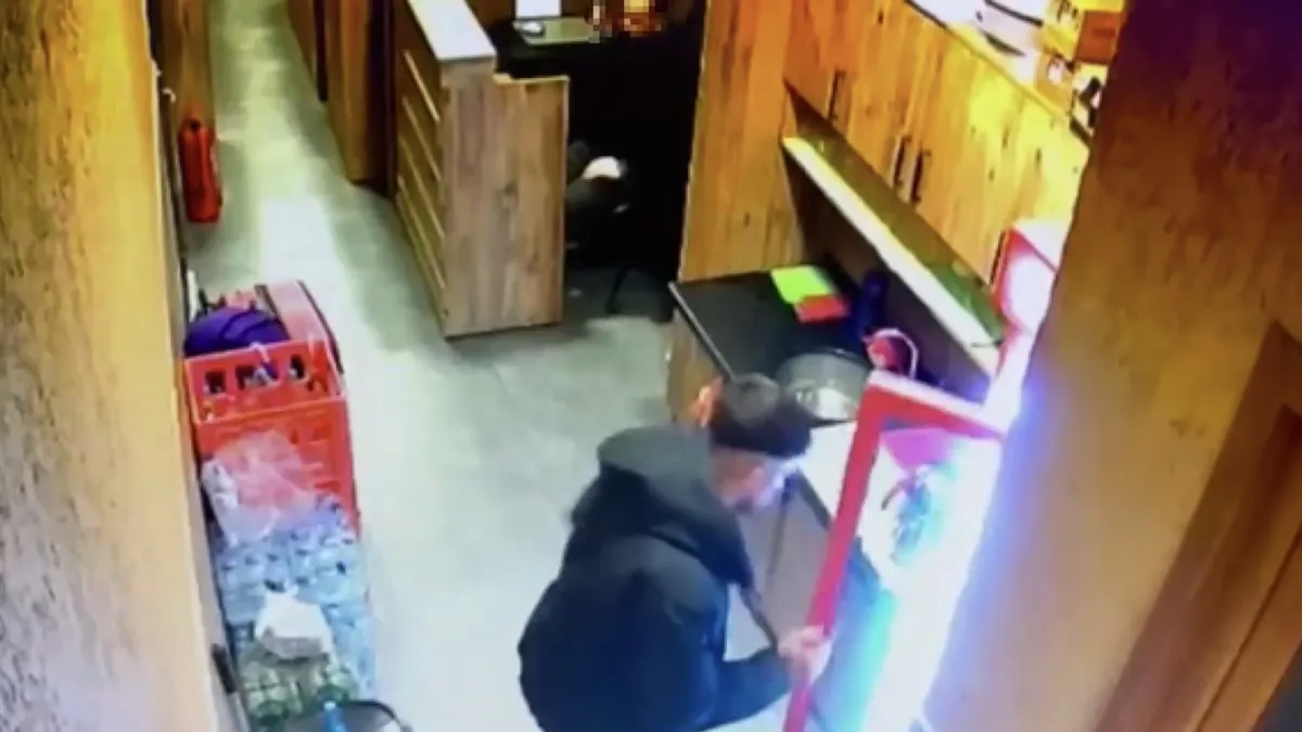 Beyoğlu’nda akılalmaz hırsızlık: Cep telefonu çalıp oyun oynamaya devam etti! O anlar kamerada Beyoğlu’nda akılalmaz hırsızlık: Cep telefonu çalıp oyun oynamaya devam etti! O anlar kamerada