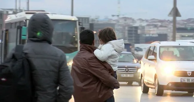 D 100 De Otobus Cilesi Durakta Durmayan Otobuse Binmek Icin Canlarini Tehlikeye Atiyorlar Son Dakika Haberler