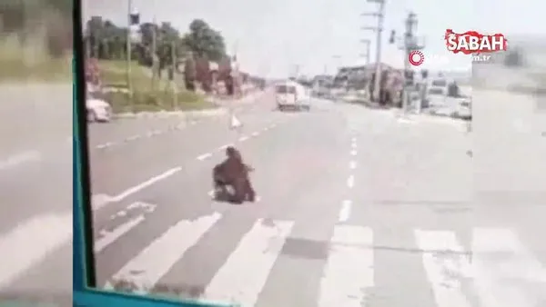 Yolun karşısına geçmeye çalışırken araç çarptı, yerden kalkıp yoluna devam etti! O anlar kamerada | Video