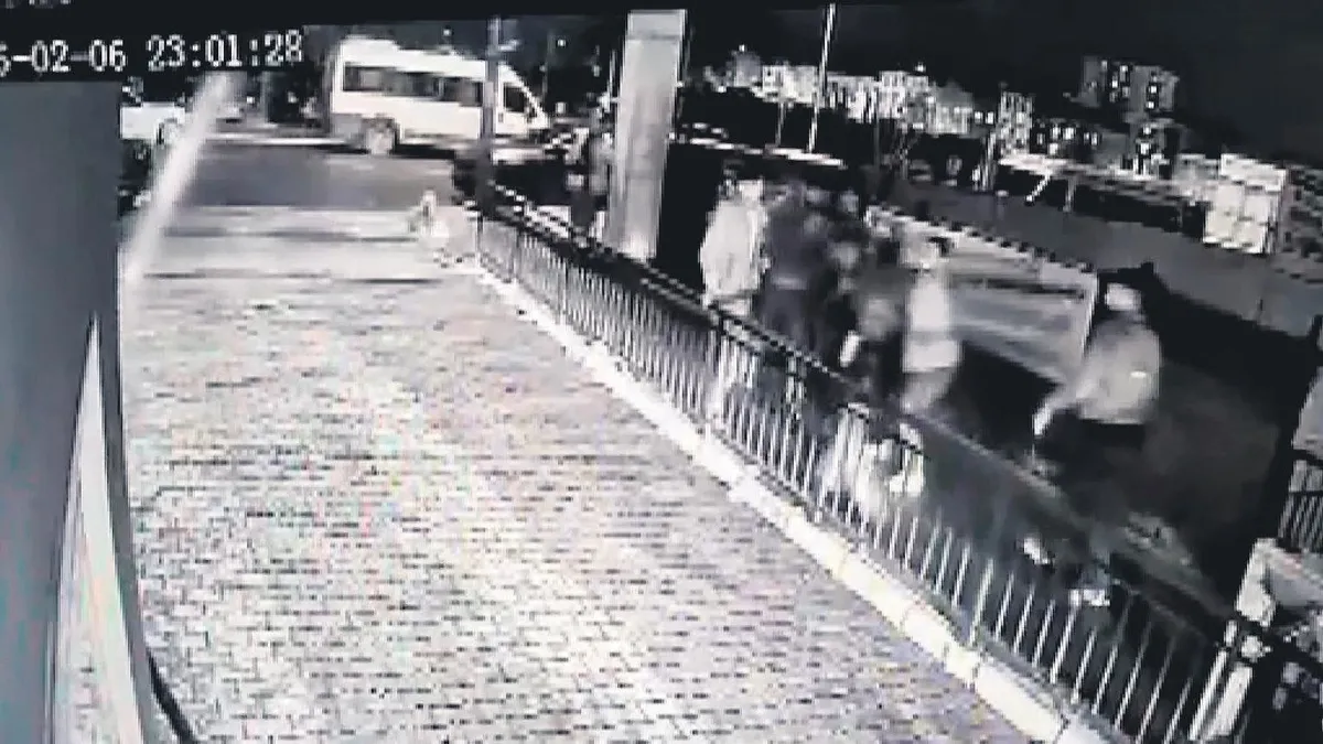 Polis memuru ve eşine sokak ortasında dayak Polis memuru ve eşine sokak ortasında dayak