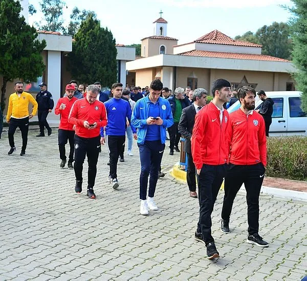 Futbolcular Cuma namazında