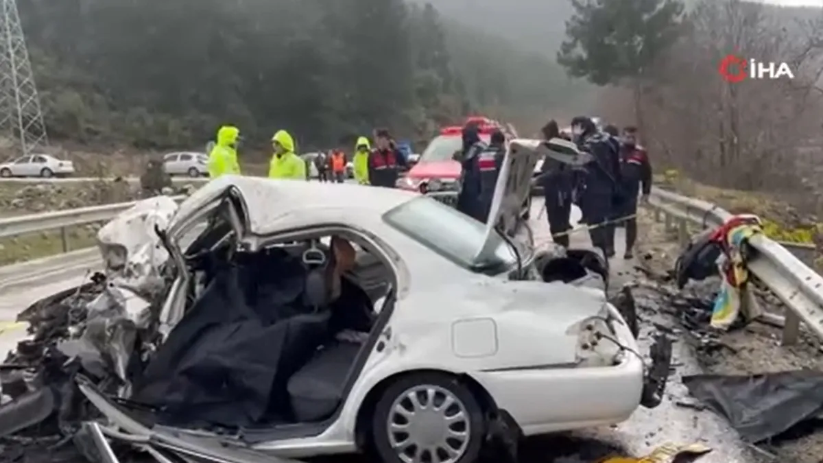Isparta-Antalya kara yolunda iki otomobil çarpıştı: 2 ölü, yaralılar var Isparta-Antalya kara yolunda iki otomobil çarpıştı: 2 ölü, yaralılar var