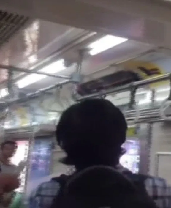 Yolcularla dolu trenin tavanından çıktı!
