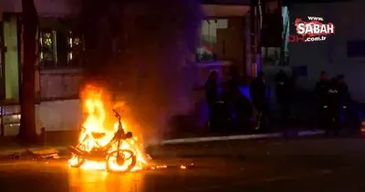 Polis denetimi sırasında sinir krizi geçiren sürücü motosikletini ateşe verdi | Video